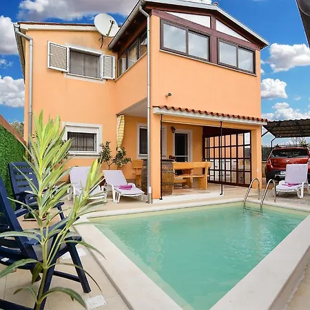Family Friendly With A Swimming Pool - 20792 *